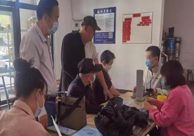 1.马春生医生在小区、社区为居民提供免费义诊及医疗宣传服务 (2).jpg