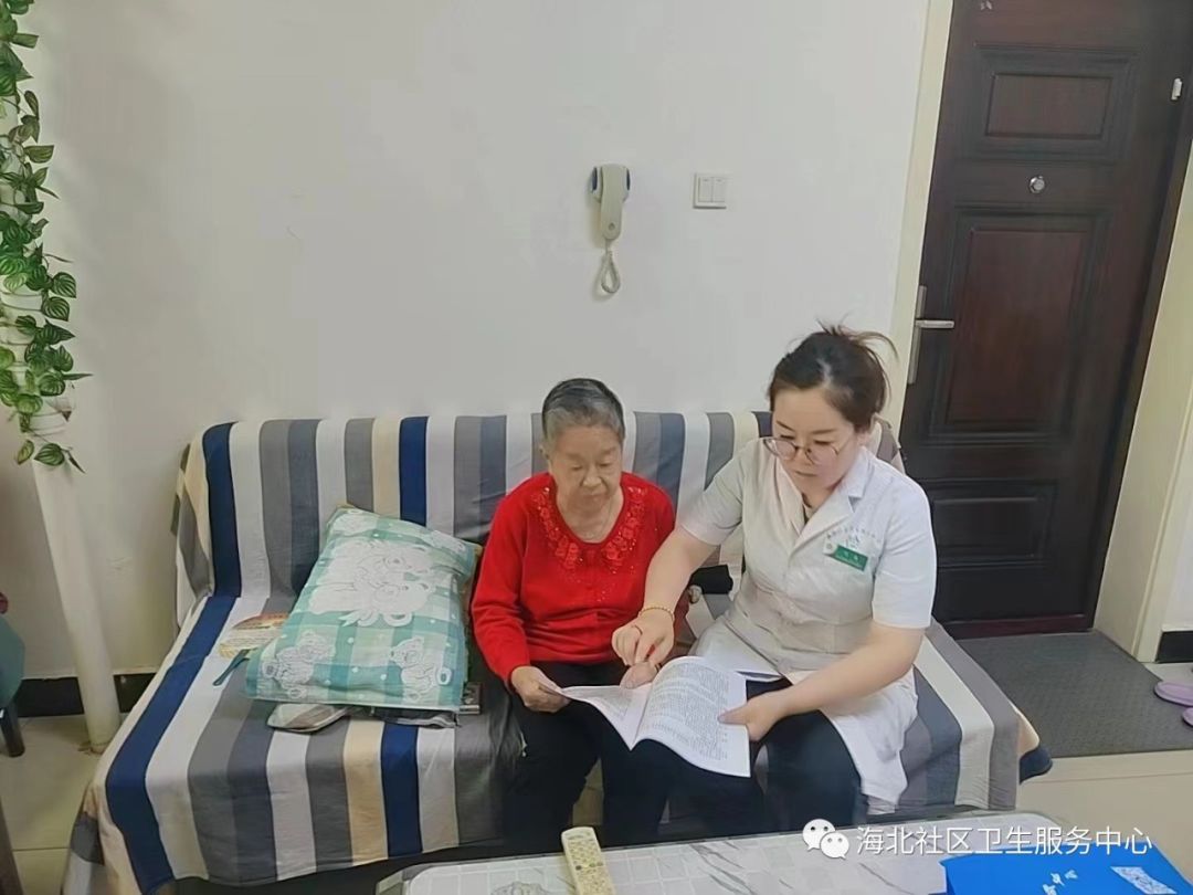 1.闫洁入户进行家庭医生签约.jpg