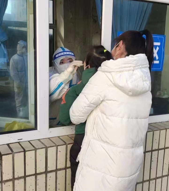 任彦超在采样点采集核酸.jpg