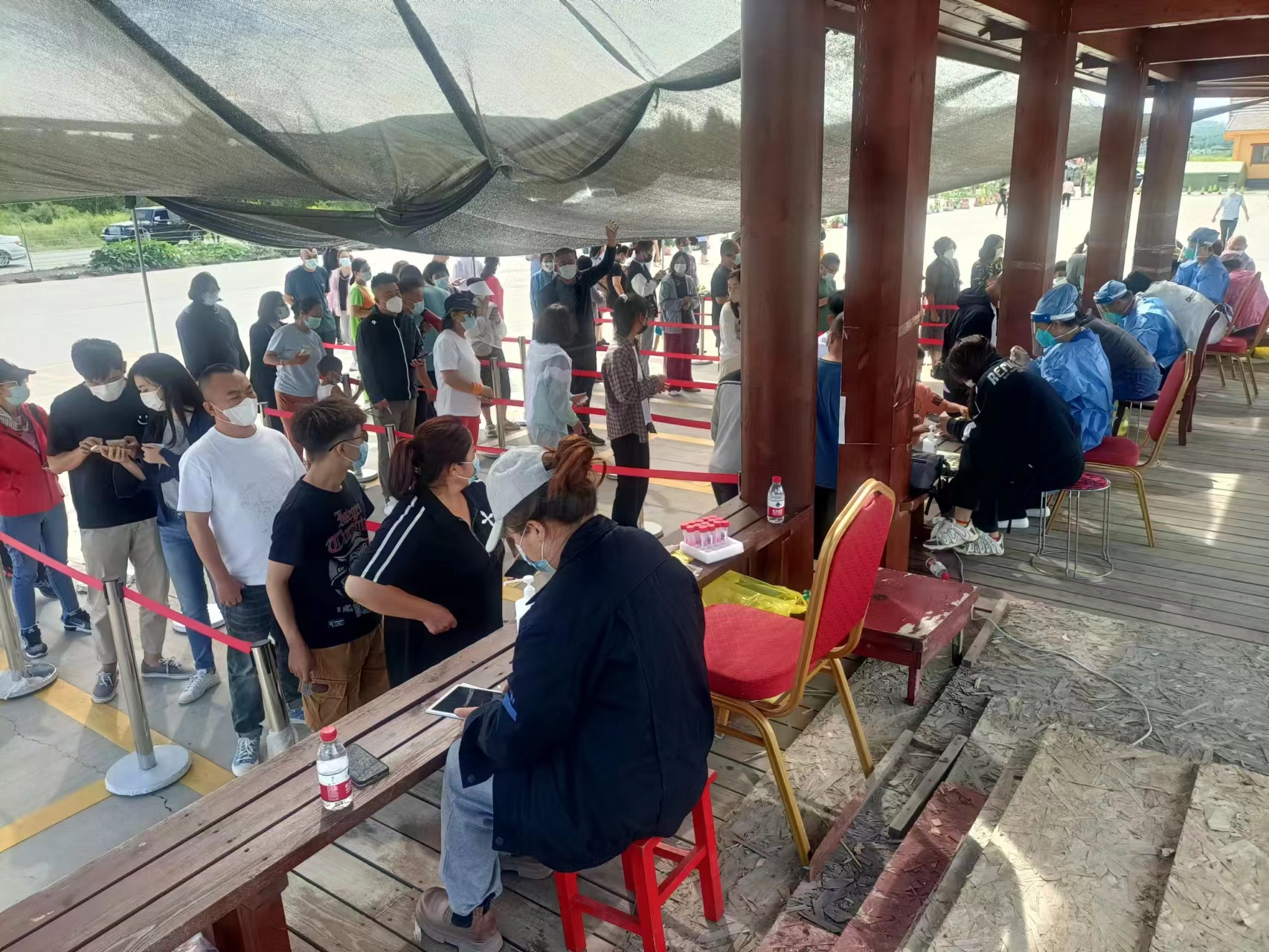 向荣在罕达盖卡口核酸采样值班.jpg